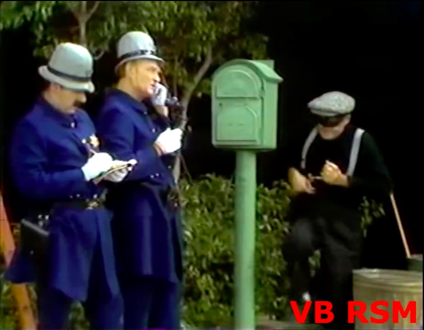 Handcuffed crook escapes easily