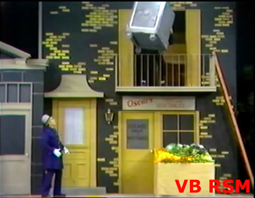 Crook dropping the safe!