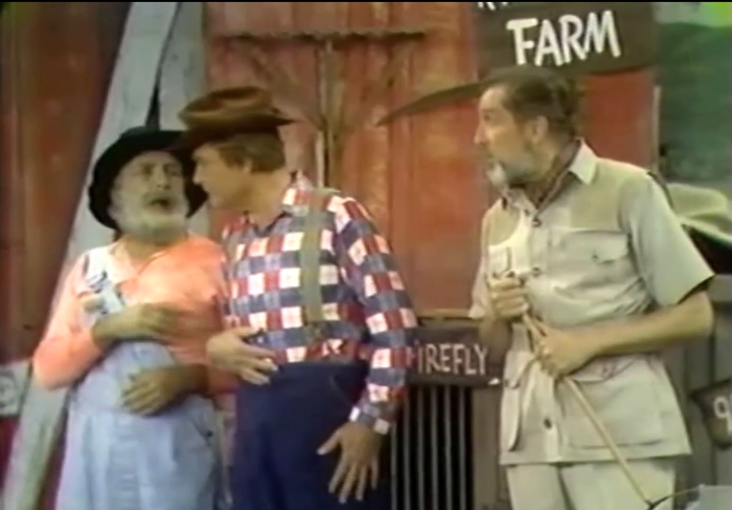 Pa Kadiddlehopper (Jan Arvan), his idiot son Clem (Red Skelton), and Dr. Flygrabber (Vincent Price) at the Kadiddlehopper farm in "Climb Upon My Knee, Dummy Boy"