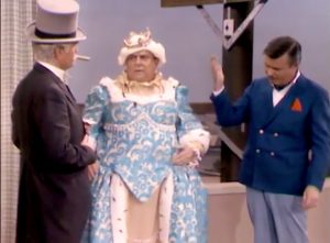 San Fernando Red has Curly (Jackie Coogan) dress as the Queen Mother for their rent-a-relative scam