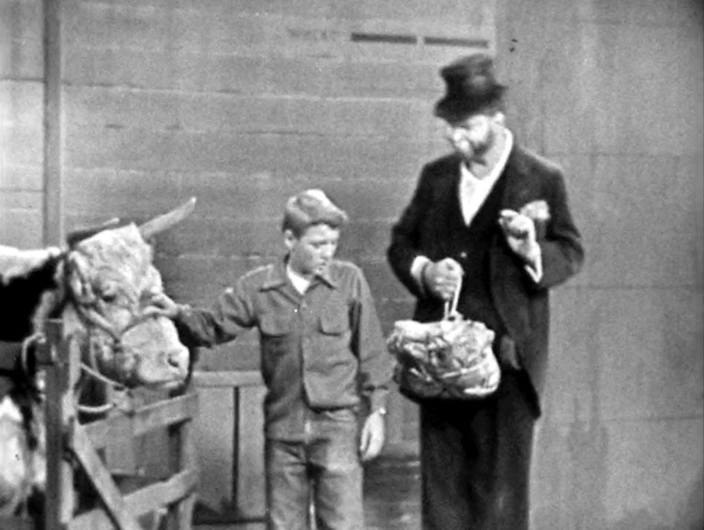 Freddie the Freeloader talks a young boy out of running away to be a hobo
